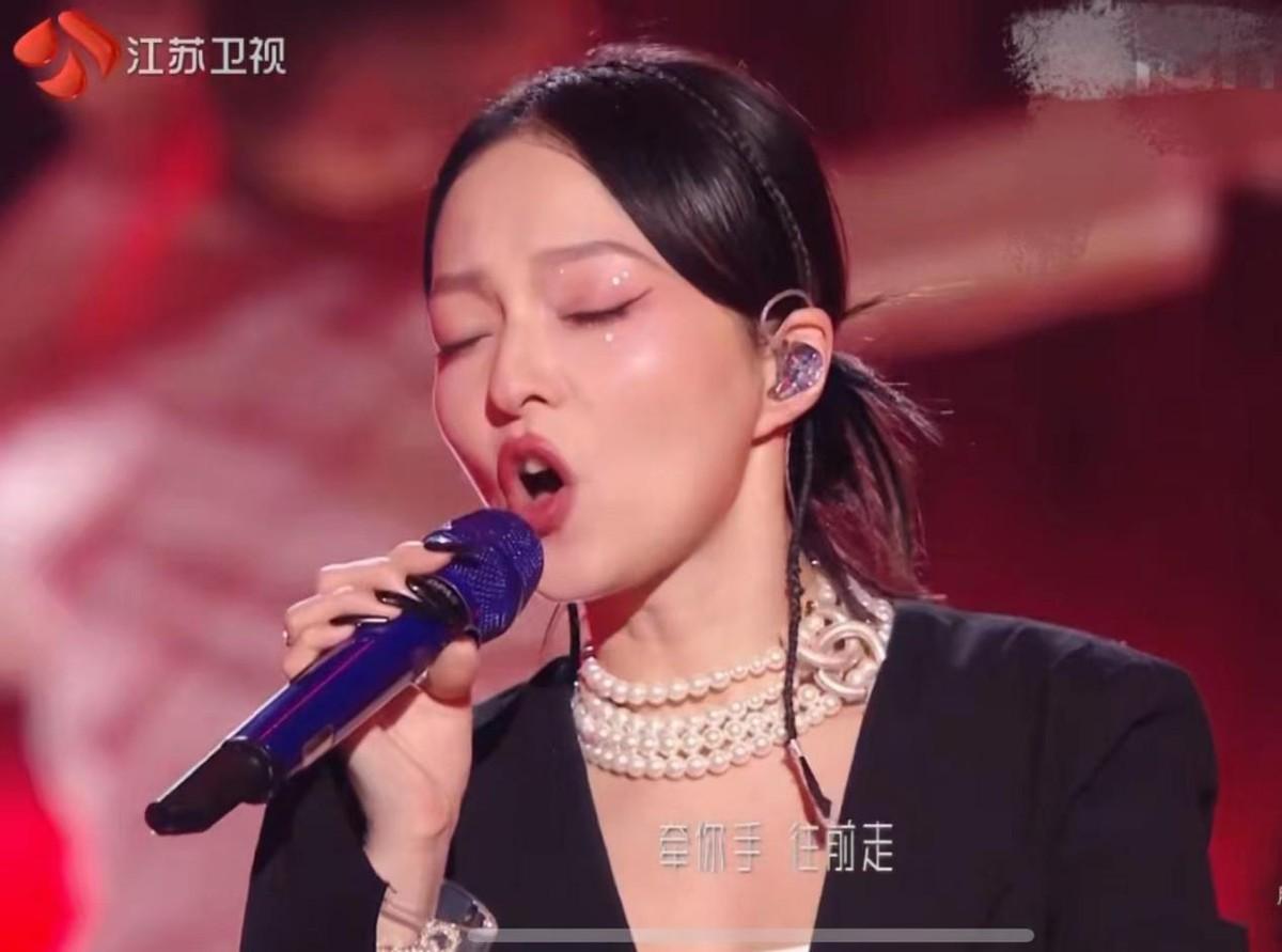 张韶涵|?江苏跨年雷点多!谭维维造型臃肿,张韶涵颈纹明显,孙楠疲惫显老!