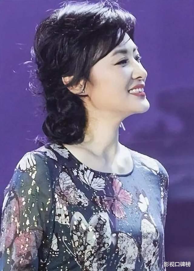 |54岁周涛近照曝光,穿旗袍配灰色外套气质端庄优雅,弯腰送道具