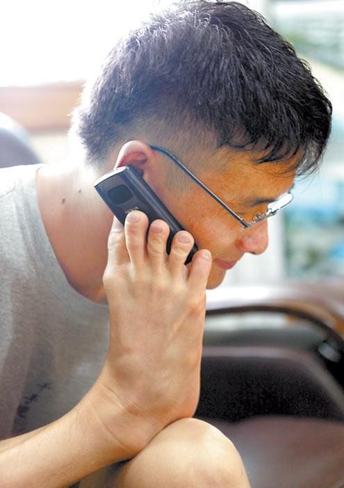 车位被占男子把占位车丢河里,要求移车被拒绝,暴怒之下花钱雇车推河里