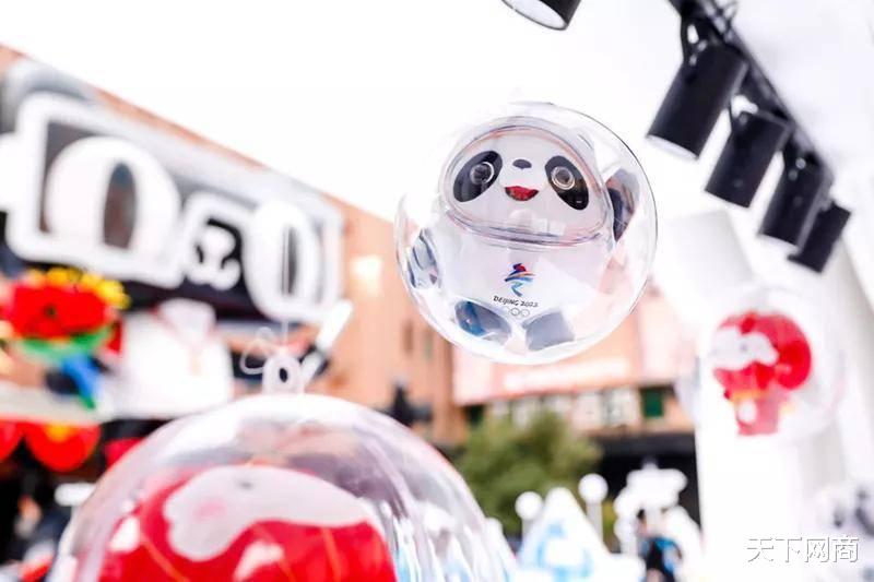 冰墩墩|单日1000万人涌进天猫店，比茅台还难抢！冰墩墩背后的“特许”生意