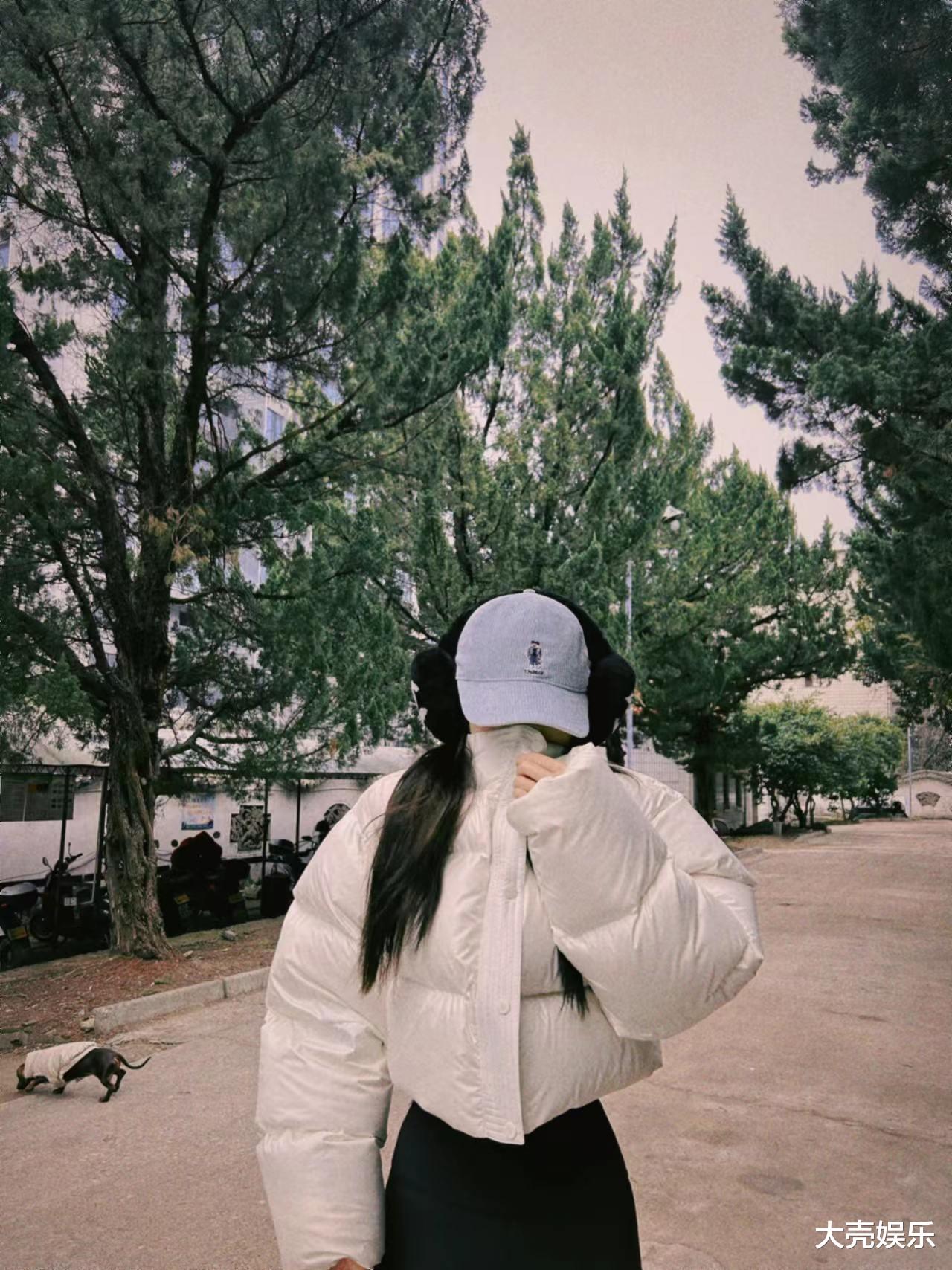 赵露思|赵露思秒删照片引发网友热议，电视屏幕里出现的男生到底是谁？