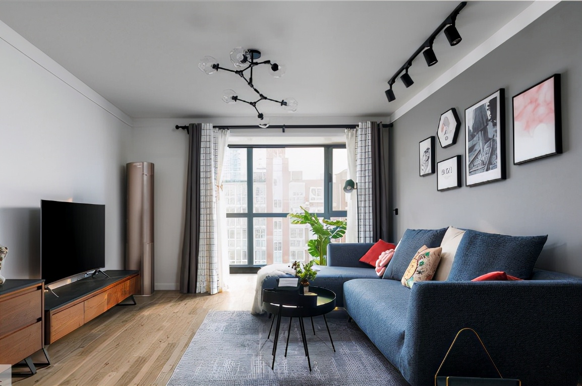 客厅连着阳台,窗帘挂阳台还是客厅?听设计师一分析,讲究多多