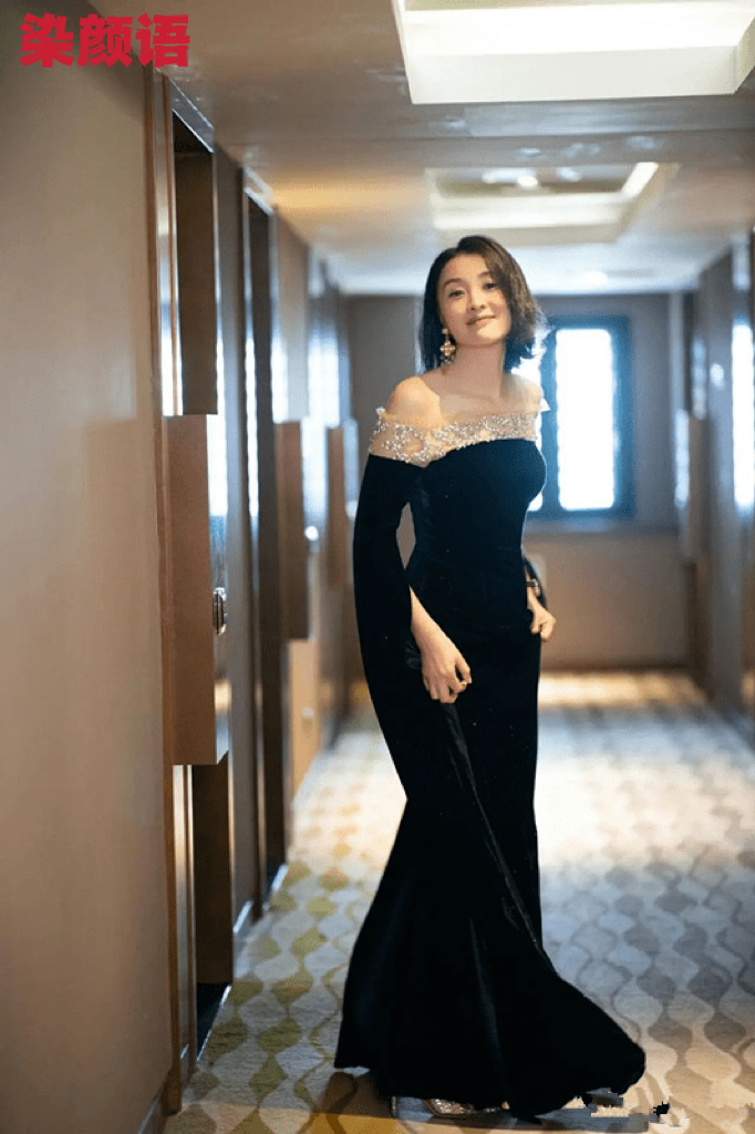 吴越|吴越穿深V黑裙惊艳红毯，气质清秀比蒋勤勤有内涵