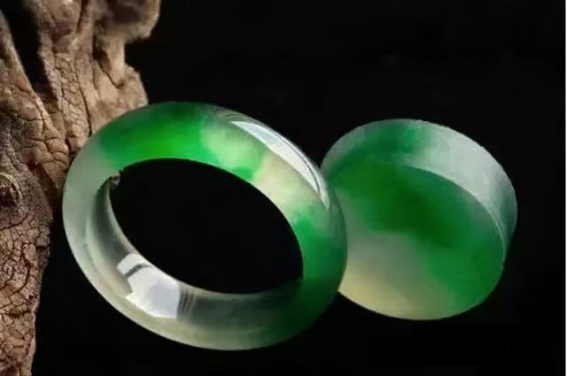 翡翠手镯|如何分翡翠手镯的好坏翡翠财神的寓意