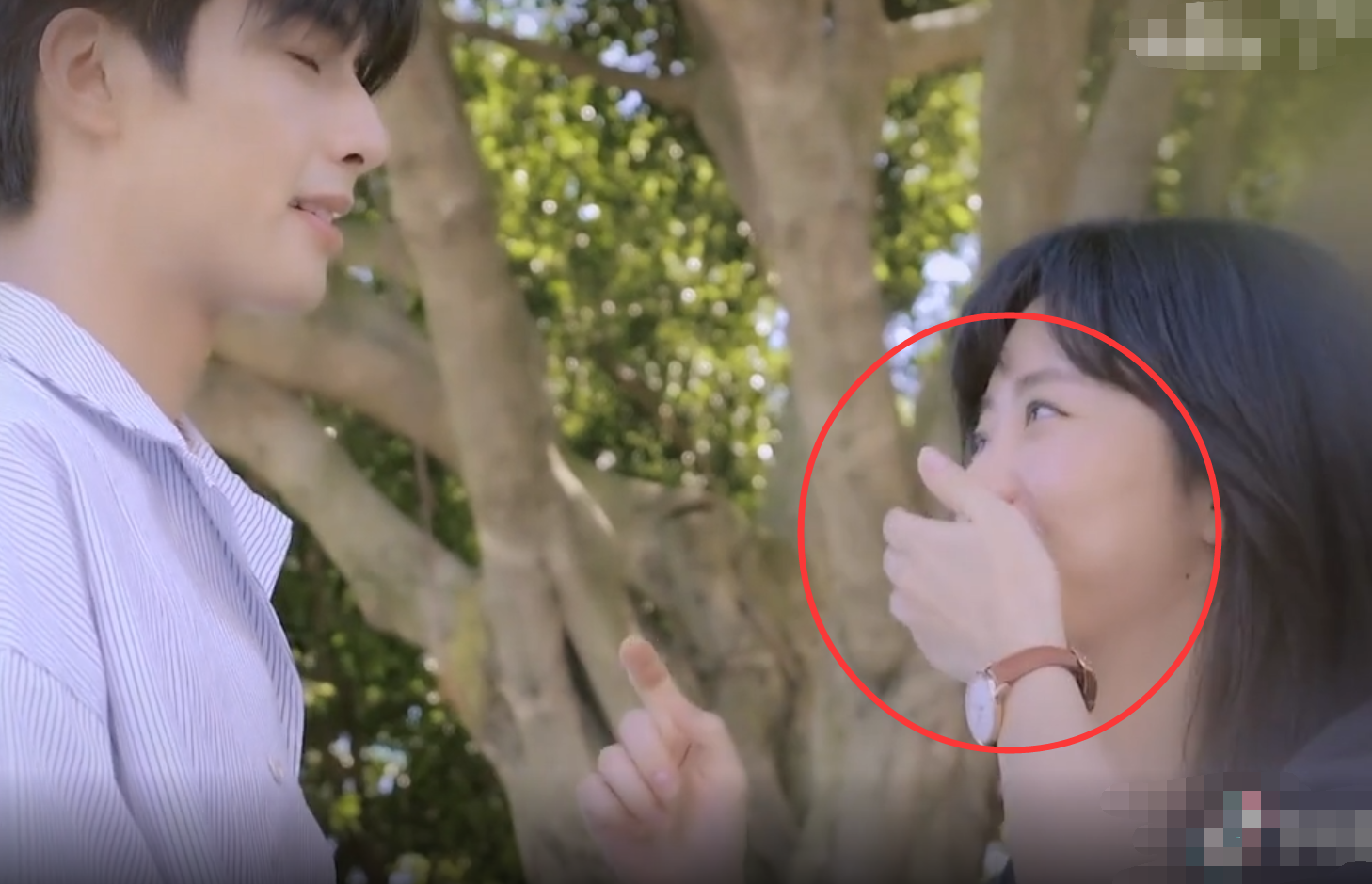 吻戏|女演员和黄晓明吻戏老笑场，猥琐导演强行抱着索吻！要做示范！