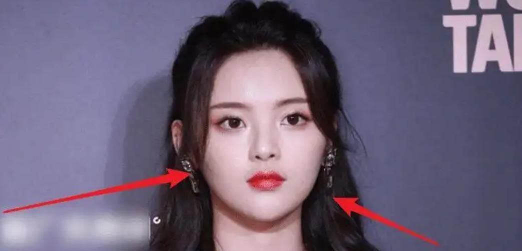 杨超越|杨超越怼脸照六宫格 精致的五官和妆容凸显的更加完美