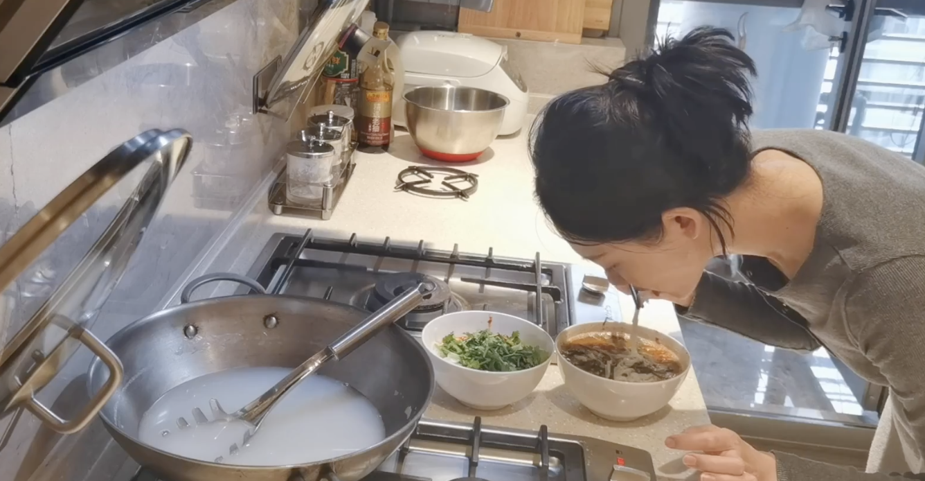 王思懿|苗苗给郑恺做家乡米粉，2岁女儿小酸奶甜喊妈妈，坐餐椅吃饭好乖