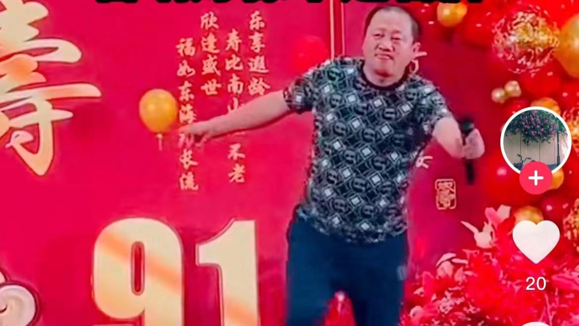 唐鉴军|53岁“谢广坤”现身商演，又唱又跳动作夸张，卖力演出表情丰富