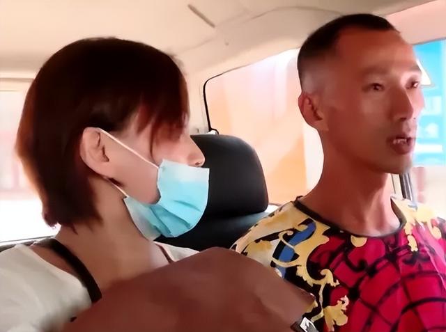 姐姐怕爸爸把弟弟打死,偷偷把弟弟放走,时隔28年后重聚哭成泪人