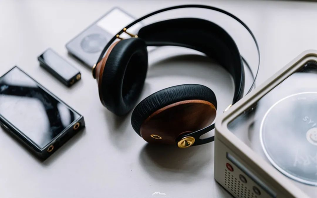 Meze 99 Classics 头戴式耳机评测：木质经典，轻松好声音