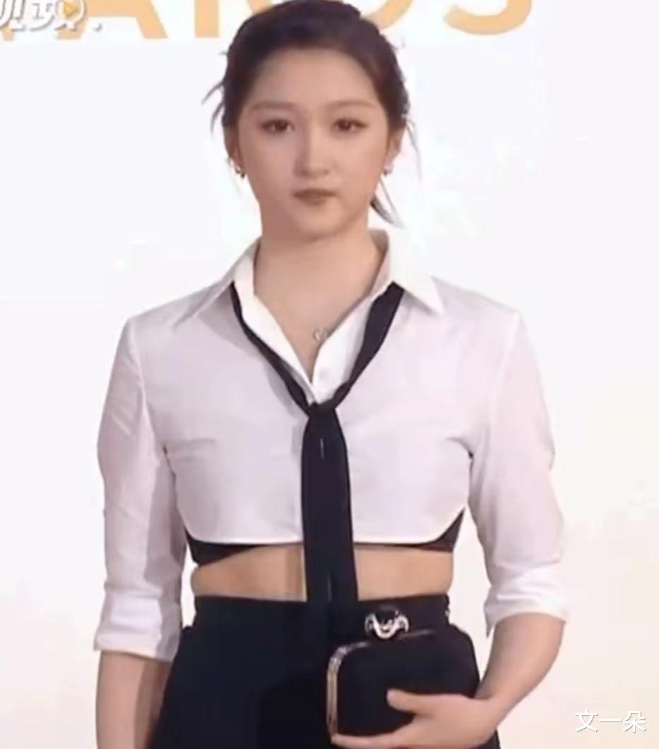 关晓彤|关晓彤金雪炫撞衫，不丑也尴尬，原来不是衣服的原因