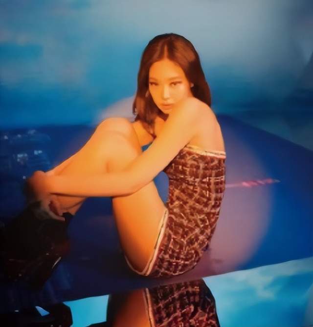 女星Jennie家中装修太豪华，一张床垫近百万，10万音响随意摆角落