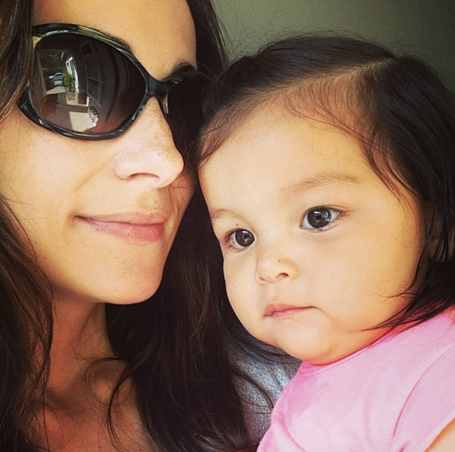 大放异彩|吴彦祖为女儿涂指甲,被妻子夸是最好的爸爸,9岁吴斐然颜值超高