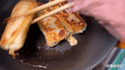 娃娃菜别再炒菜吃了，在家可以这样做，馅料鲜美，外皮金黄酥脆香