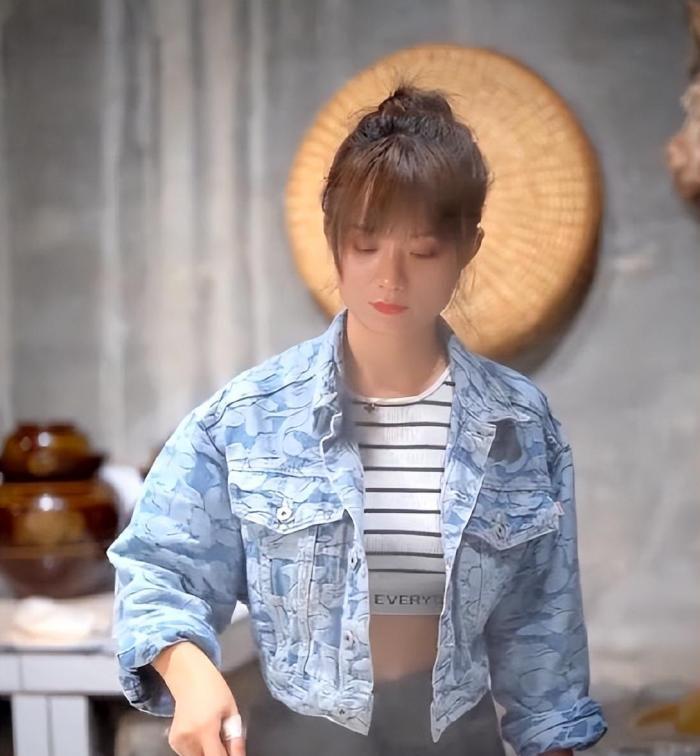 网红严素穿露脐装下地干活,弯腰露肉,网友:直接封杀