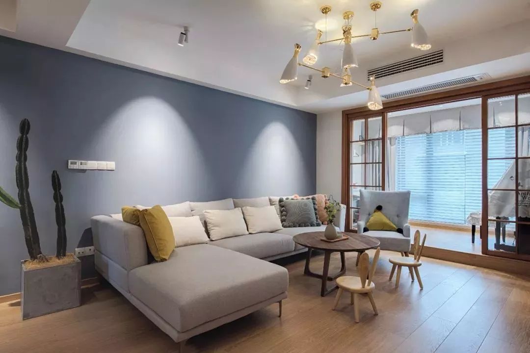 小户型做上阳台推拉门,隔音又隔热,还非常美观大方