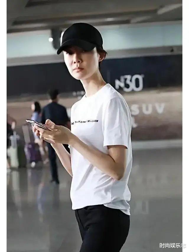 张天爱|车晓白T配黑裤现身机场，卸下了美妆，也仅路人一枚！