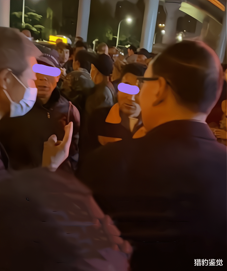 求职|陕西老板工厂倒闭，穿西装去劳务市场找工作，工友：显得格格不入