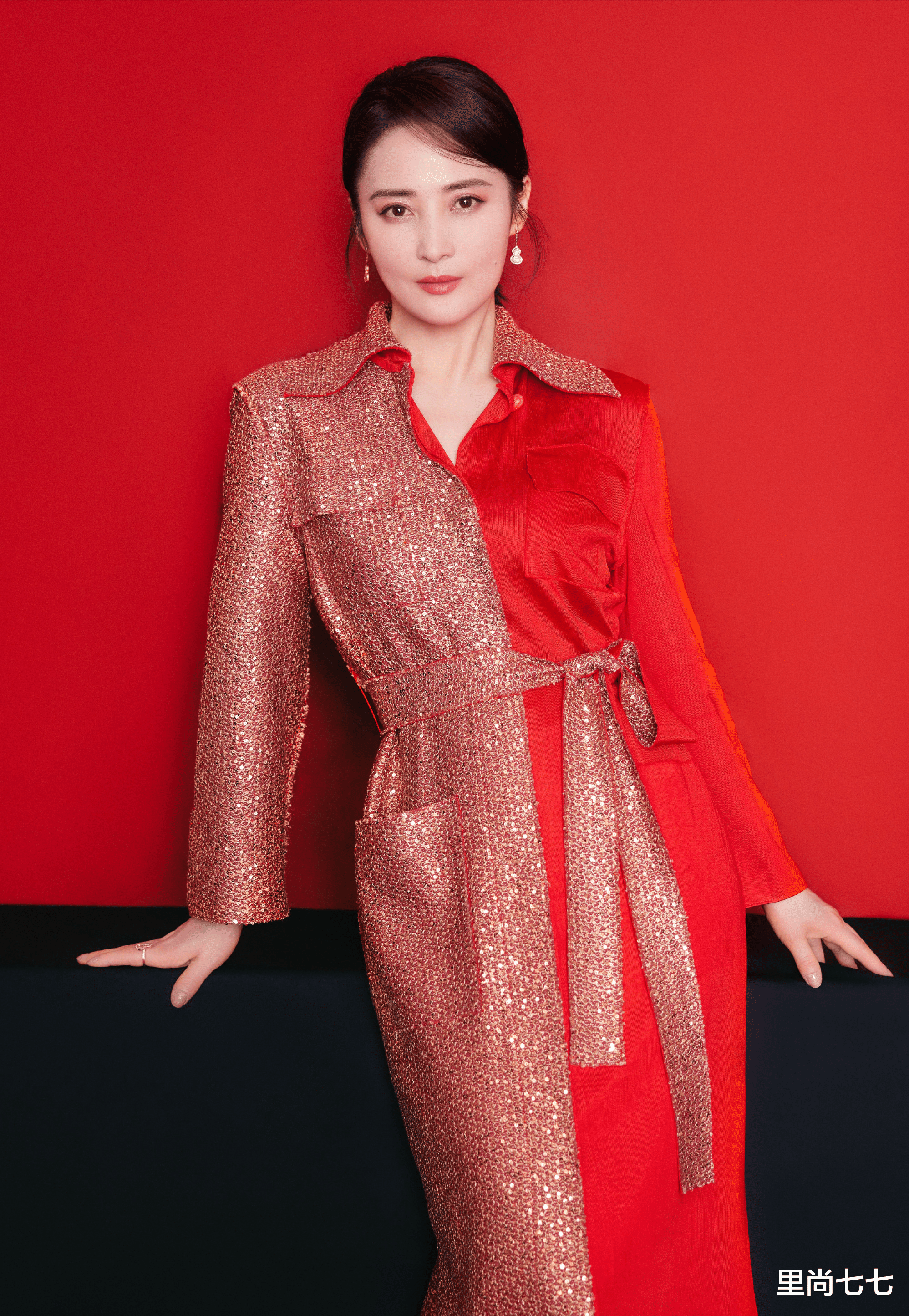 蒋勤勤 陈建斌怎么老成这样了!换新发型变老头,同框蒋勤勤穿红裙像女儿