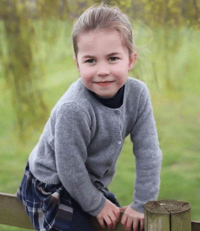 夏洛|唯一的蓝眼公主夏洛特：以前神似戴安娜，如今7岁，越来越像女