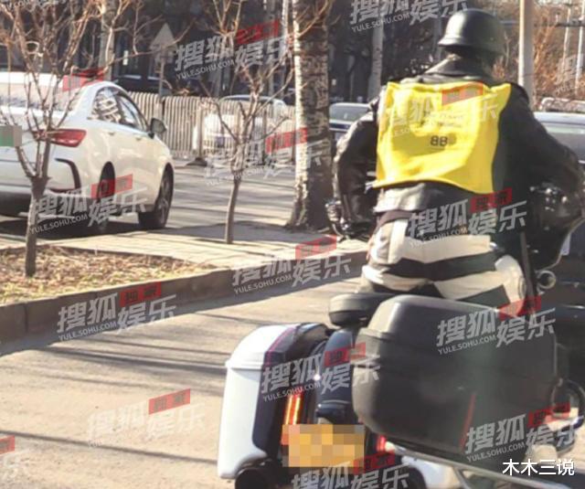 陈瑶|韩东君与陈瑶一同回家被拍！女方开豪车好阔气，车前聊天显甜蜜