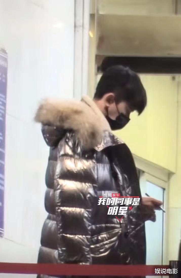 张杰|央视春晚彩排下班，朱一龙红裤子若隐若现，张杰亲切给歌迷签字