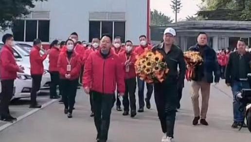 汪小菲|汪小菲赶赴成都，给高层开会，夸张兰：有激情，是销售大主播