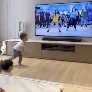 胡杏儿丈夫春节晒全家福，一家五口穿亲子装，豪宅客厅装修简约