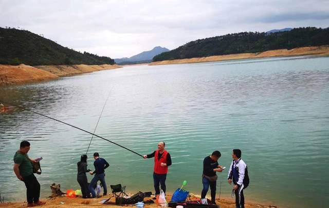 |野钓需要吃苦吗？能舒舒服服的钓鱼干嘛要吃苦