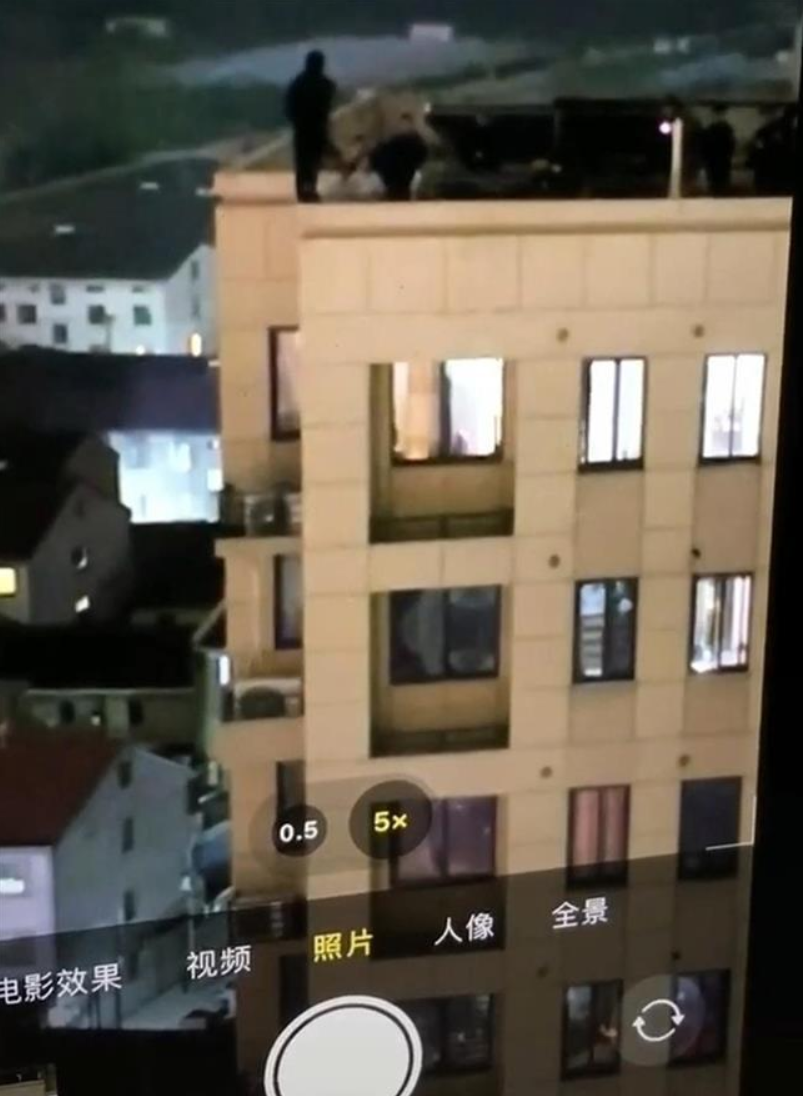 浙江一男子疑行凶后跳楼自杀,居委会:确实有人跳下来了