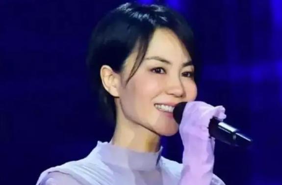 王菲|52岁王菲晒照略显老态，皮肤不再紧致颈纹深，网友：女神也会老