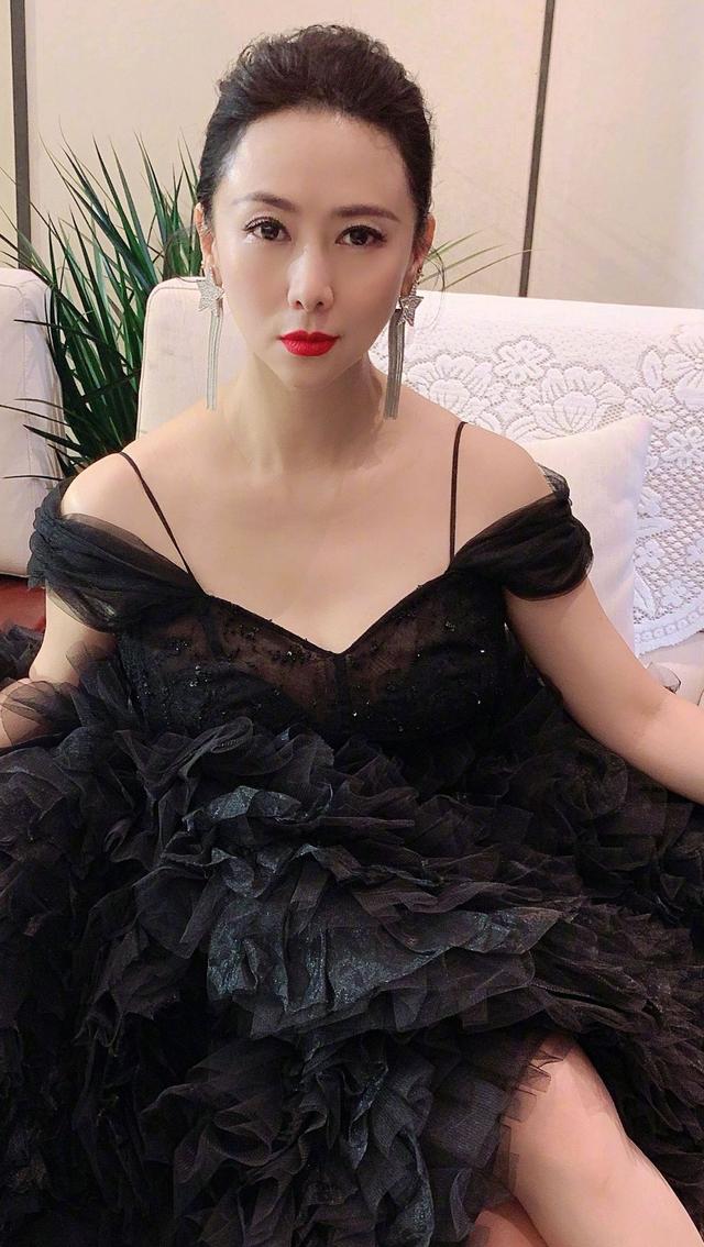 翁虹|美图分享|翁虹，年过半百却依然风韵不减！