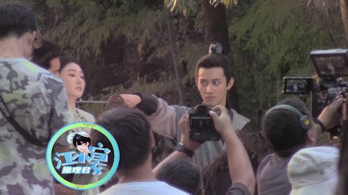 景甜|景甜、冯绍峰同骑一匹马拍戏，上演“被刀架脖”一幕，持风扇吹风