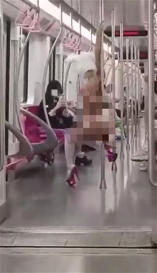 ?女子仅穿内衣在地铁车厢内摆拍,3人被拘!