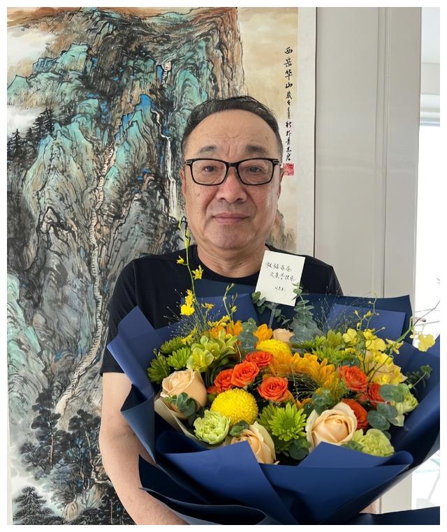 黄晓明|黄晓明晒照为爸爸庆生,60多岁黄爸精神奕奕,小海绵疑未到场祝寿