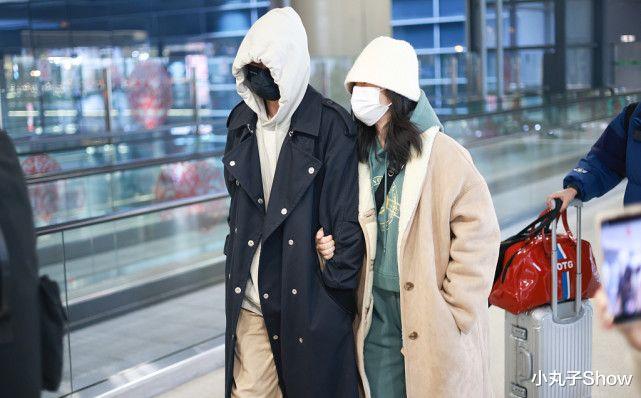 张杰|恩爱如初!谢娜张杰风波后合体高调走机场,穿情侣装举止格外亲密