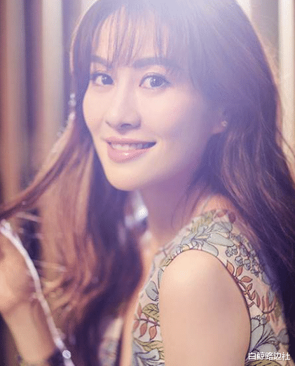 我们的婚姻|42岁叶璇豪宅内变装!螺旋式楼梯富丽堂皇,露出微凸小腹疑似怀孕