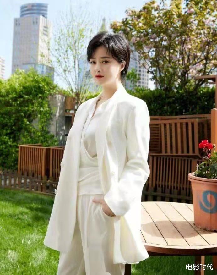 蒋欣|蒋欣新剧开播,职场女精英来了,短发造型也太霸气了!