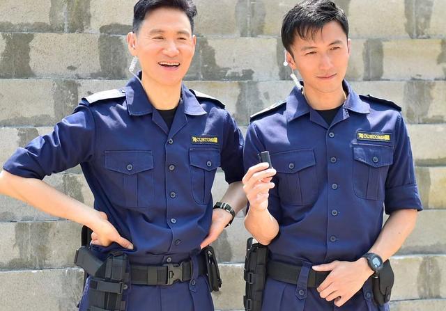 张学友|张学友17岁女儿办画展，穿露腰装破洞裤身材好