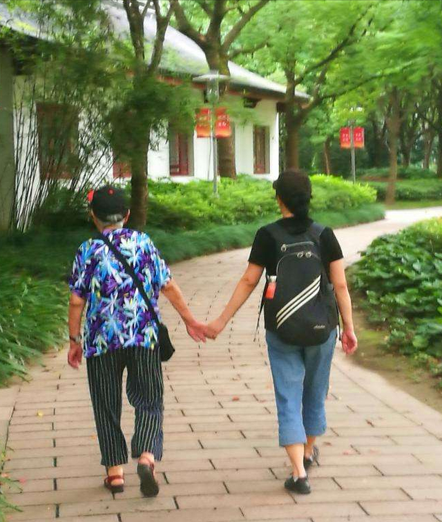 1997年,重庆80岁老人搞黄昏恋,新婚夜丈夫惊呼:我60年前娶过你