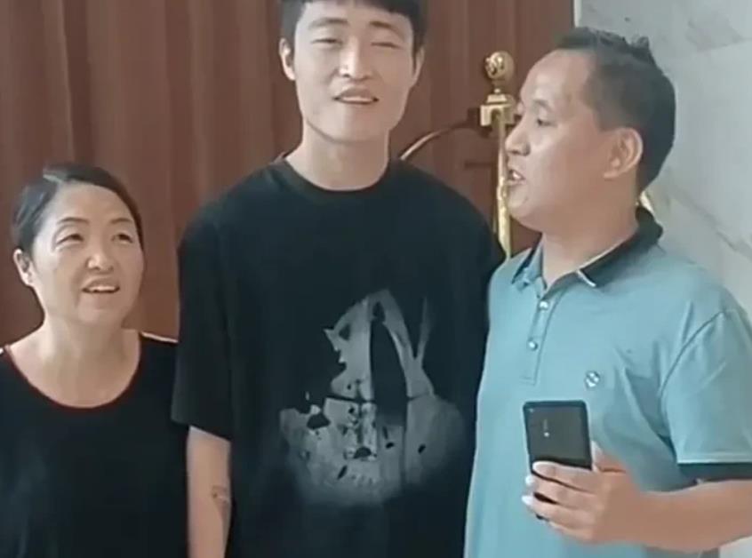 |暖心!梅志强被找回后特意来看杜爸,和杜爸合照时笑意盈盈变化大