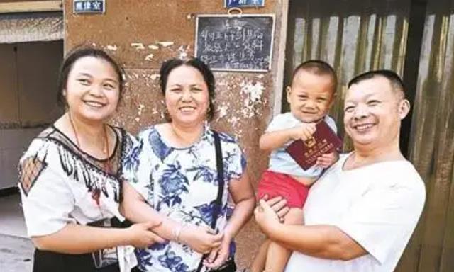 成都夫妻卖水果时3岁女儿被拐,苦寻24年后得知,孩子一直在老家