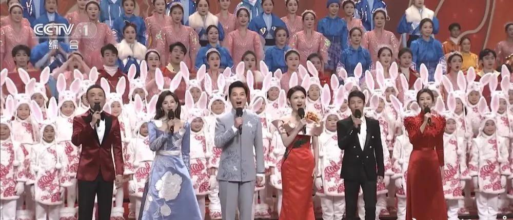 春晚|春晚比明星抢镜的5位素人:脸笑僵的伴舞,一夜爆红的挠头哥和迷茫弟