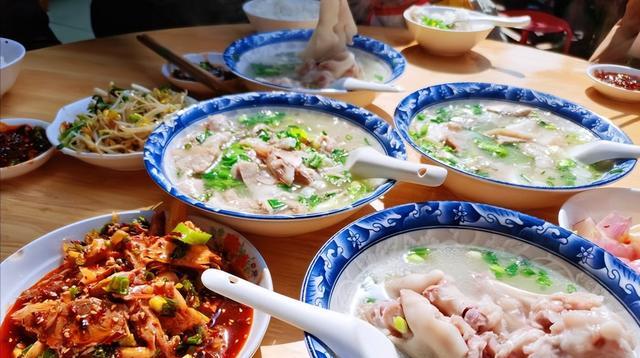 古镇|四川小伙带女朋友出游，在千年古镇上点了2荤1素，姑娘说了2个字