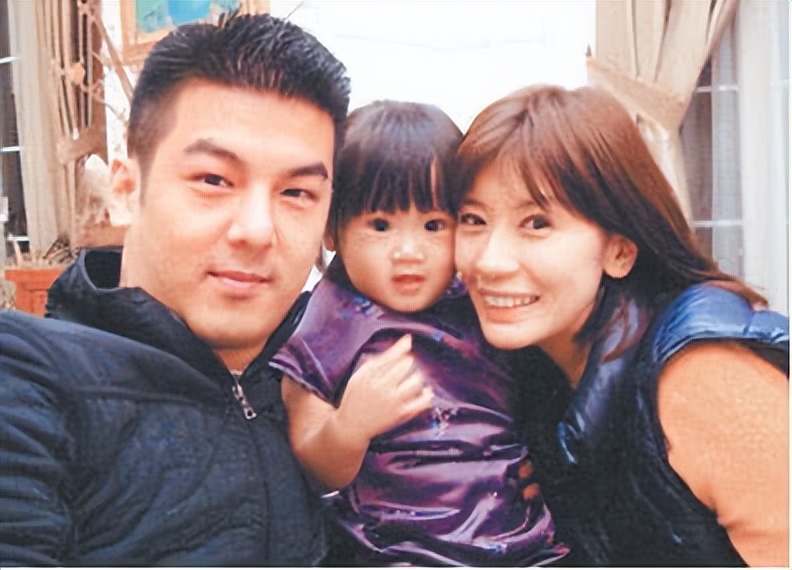 贾静雯|贾静雯晒祖孙三代逛街照,波妞颜值逐渐赶超咘咘,70岁外婆气质佳