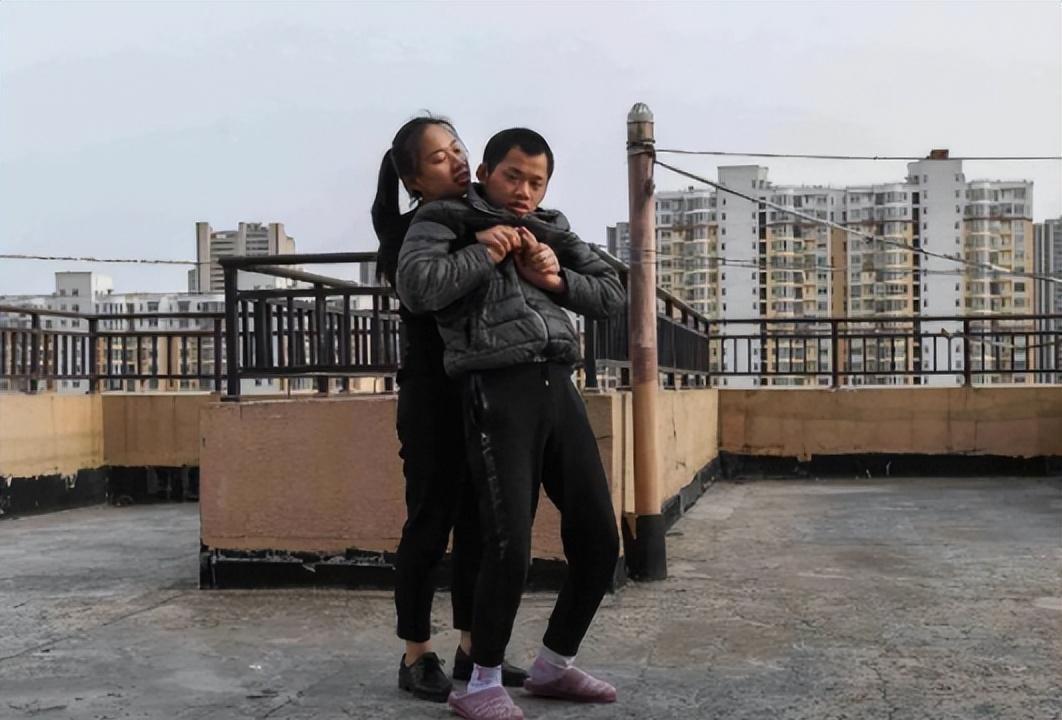 纪实95后女孩每晚抱着21岁弟弟睡觉,不敢找男朋友,一人撑起整个家