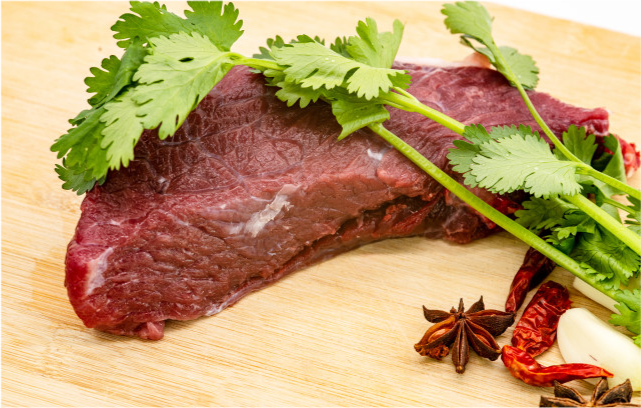 新鲜的牛肉突然“跳动”，是感染了寄生虫？内行人：可别犯傻扔了