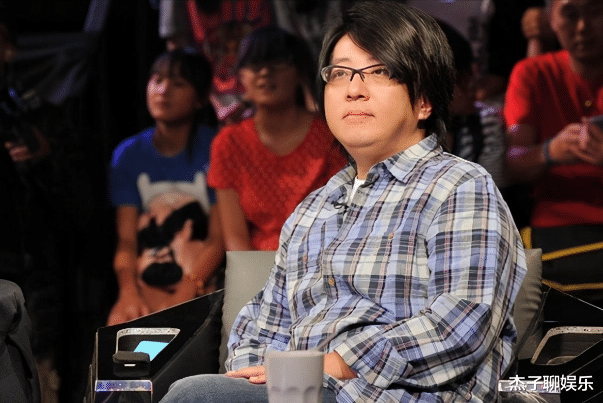 酒吧|53岁袁惟仁成植物人后,前妻带着一双儿女来照顾他,网友:不值得