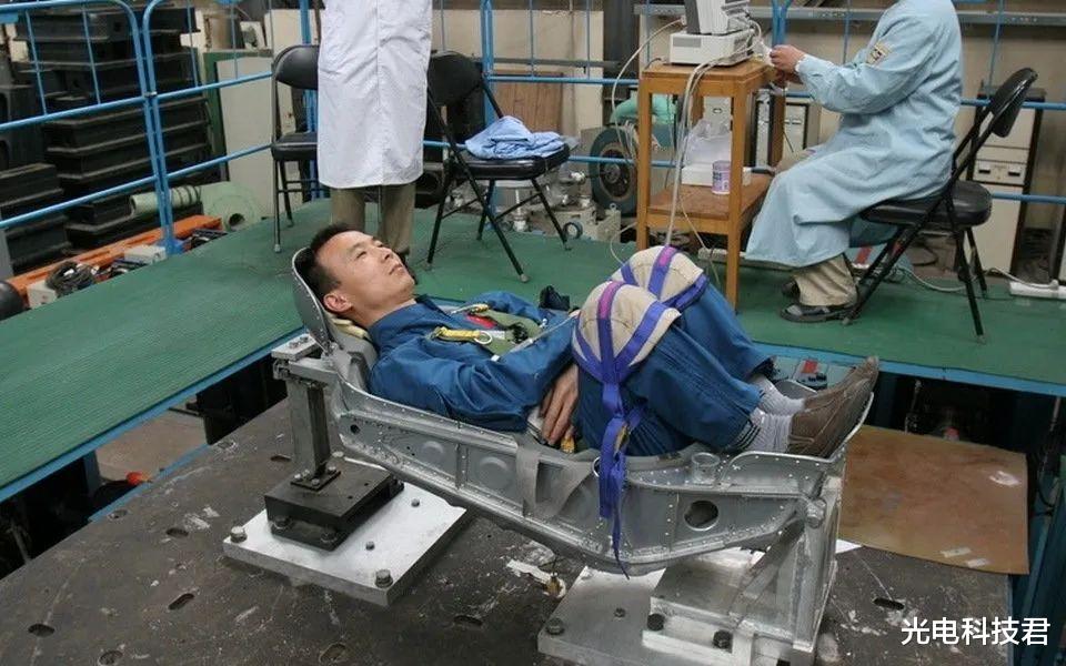 神舟十四号返回,航天员着落后不能直接站立,身体发生哪些变化?