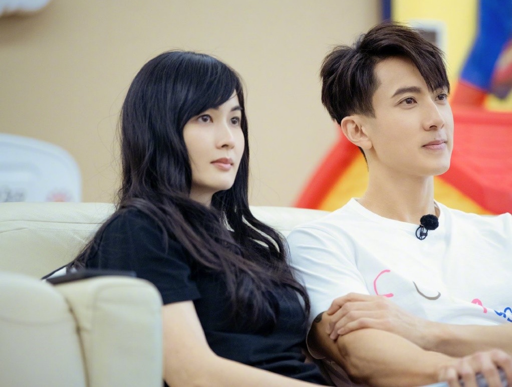 吴尊|吴尊带孩子外出游玩!被儿子骑肩上太宠溺,女儿长腿傲人酷似爸爸